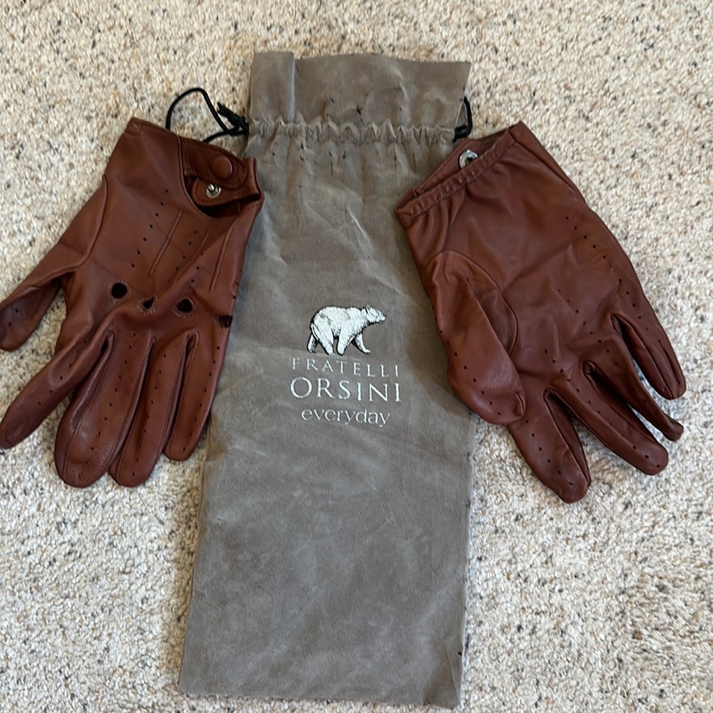 Fratelli Orsini size 8 genuine leather driving gloves.